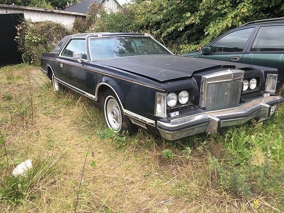 Lincoln Continental 2 of 3