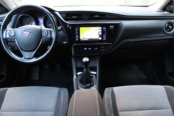 Toyota Auris 8 of 12