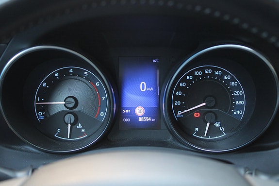 Toyota Auris 12 of 12