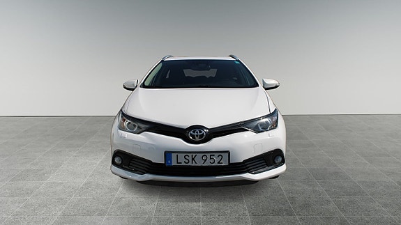 Toyota Auris 2 of 12
