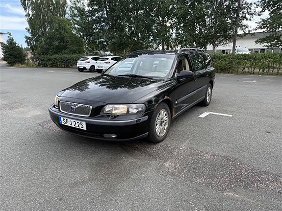 Volvo V70 2 of 8
