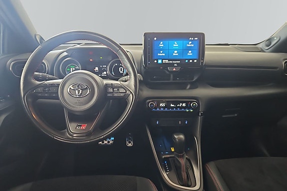 Toyota Yaris 8 of 16