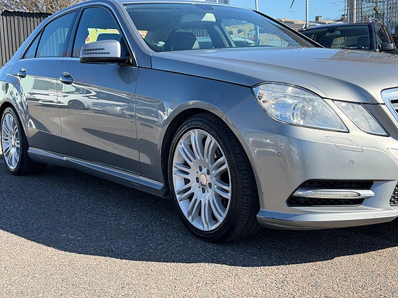 Mercedes-Benz E220 2 of 15