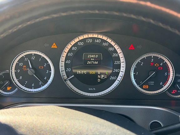 Mercedes-Benz E220 9 of 15