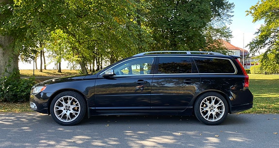 Volvo V70 2 of 6