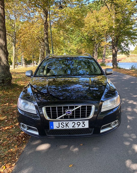 Volvo V70 3 of 6
