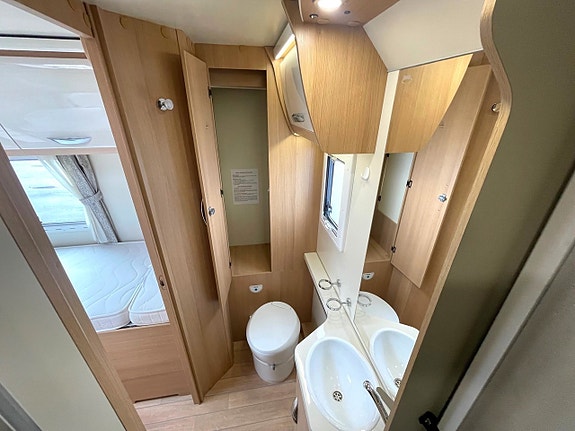 McLouis Nevis 375, 5 åkande, enkelsängar, toa bak, 3500 kg 6 of 27
