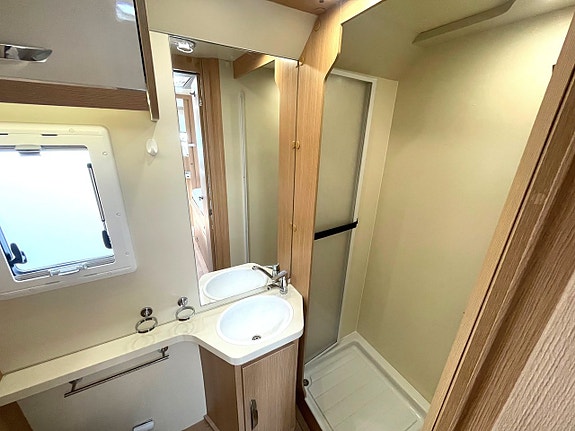 McLouis Nevis 375, 5 åkande, enkelsängar, toa bak, 3500 kg 5 of 27