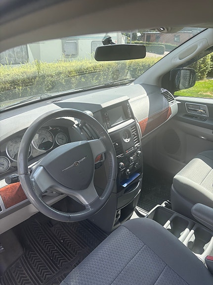 Chrysler Town & Country 4 of 9