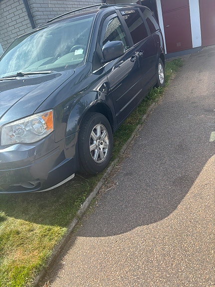 Chrysler Town & Country 2 of 9