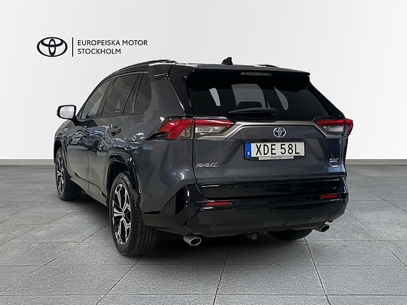 Toyota RAV4 2 of 19