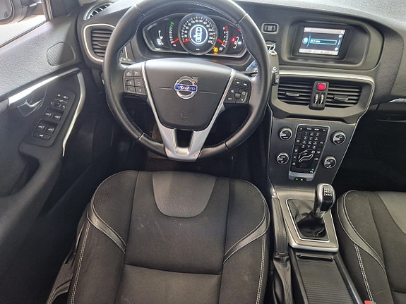 Volvo V40 8 of 24