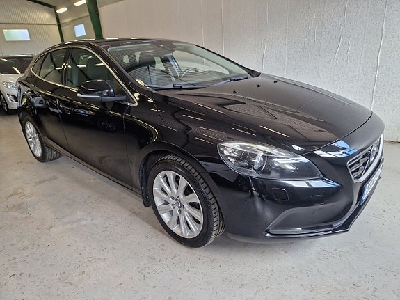 Volvo V40 2 of 24