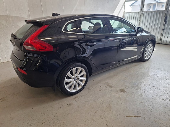 Volvo V40 3 of 24