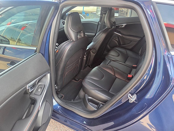 Volvo V40 4 of 21
