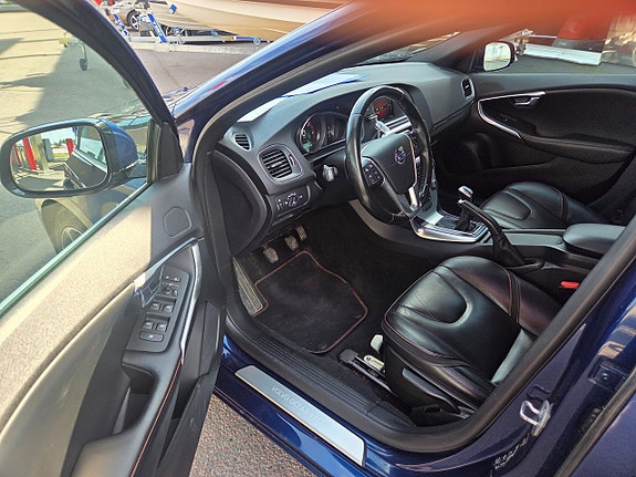 Volvo V40 2 of 21