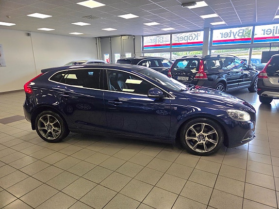 Volvo V40 12 of 25