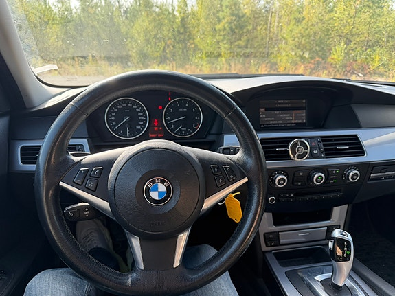 BMW 523i 11 of 12