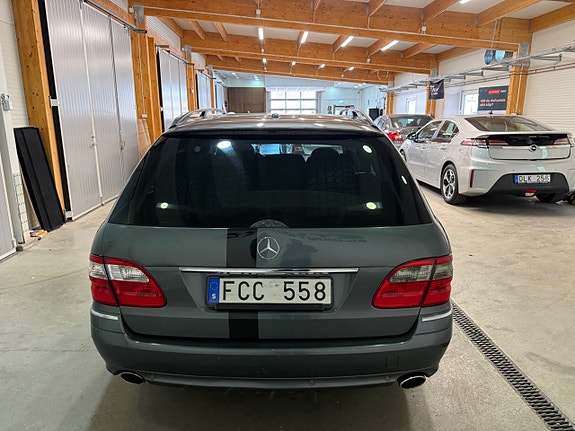 Mercedes-Benz E320 13 of 14