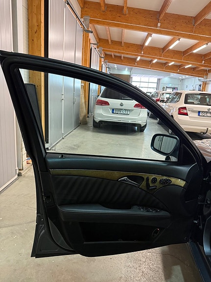 Mercedes-Benz E320 5 of 14