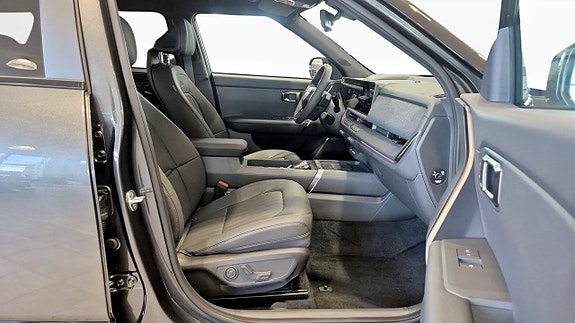 Kia Seltos 8 of 12