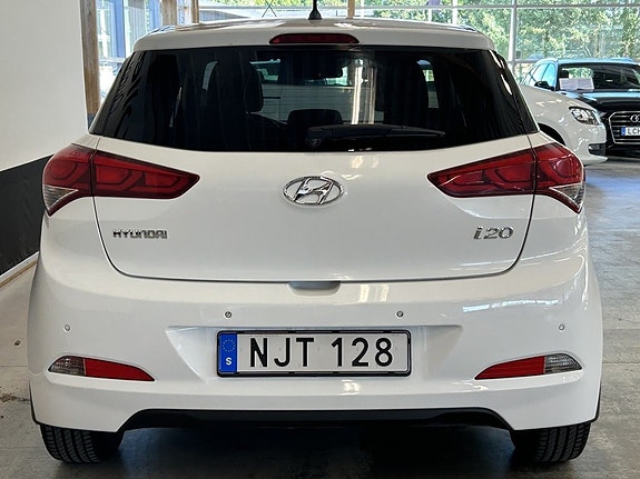 Hyundai i20 8 of 16