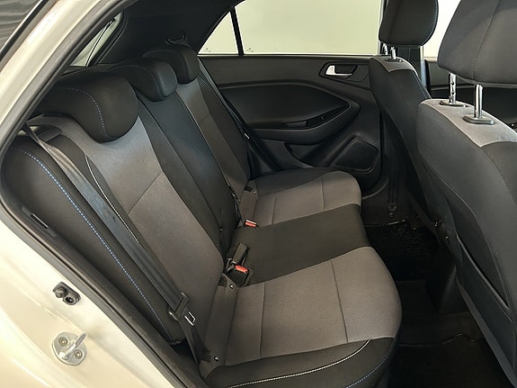 Hyundai i20 10 of 16