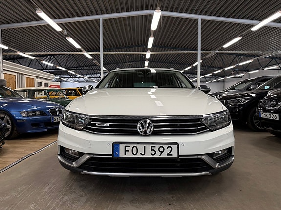 Volkswagen Passat Alltrack 2 of 11
