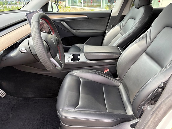 Tesla Model Y 6 of 12