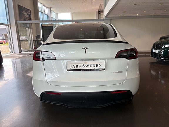 Tesla Model Y 4 of 12