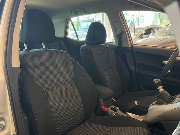 Toyota Auris 10 of 16