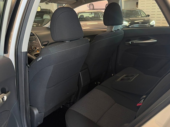 Toyota Auris 7 of 16