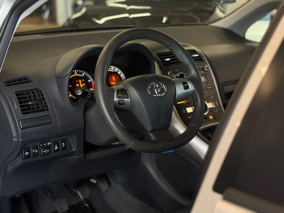 Toyota Auris 6 of 16
