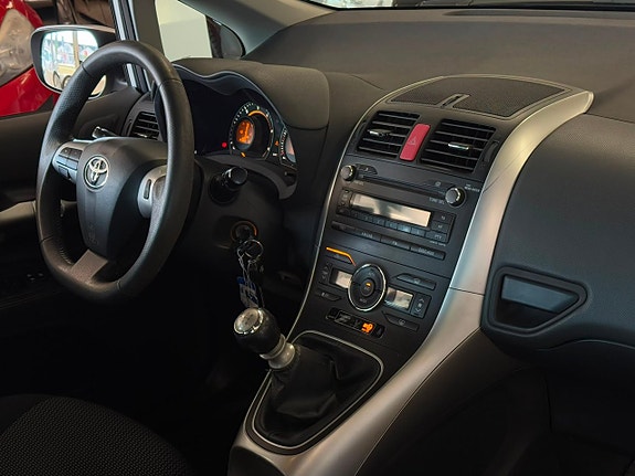 Toyota Auris 11 of 16