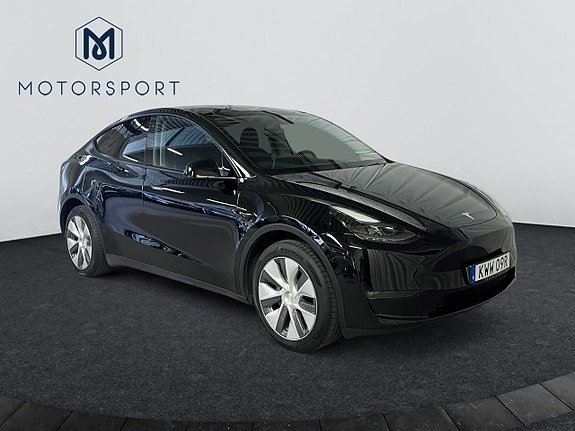 Tesla Model Y 7 of 16