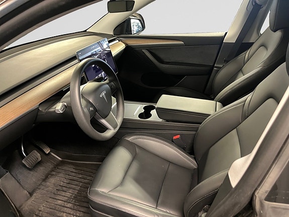 Tesla Model Y 8 of 16