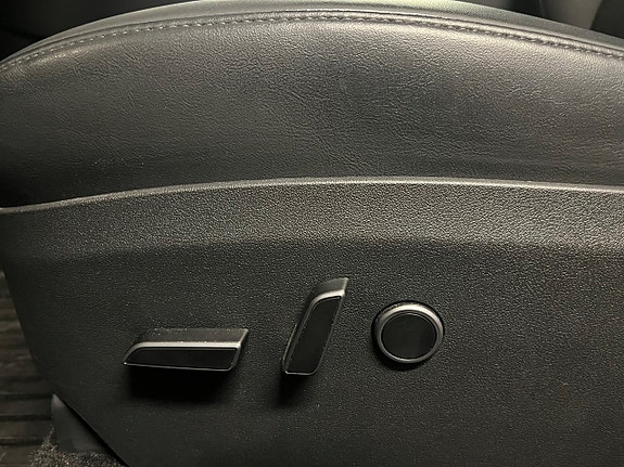 Tesla Model Y 14 of 16