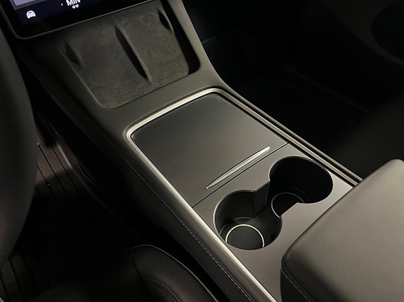 Tesla Model Y 15 of 16