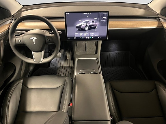 Tesla Model Y 9 of 16