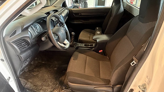 Toyota HiLux 7 of 7