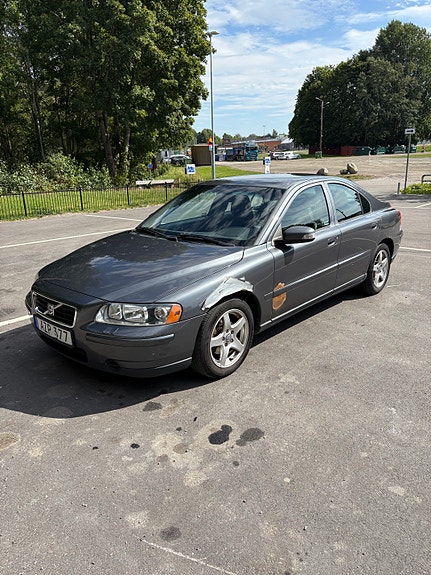 Volvo S60 4 of 5