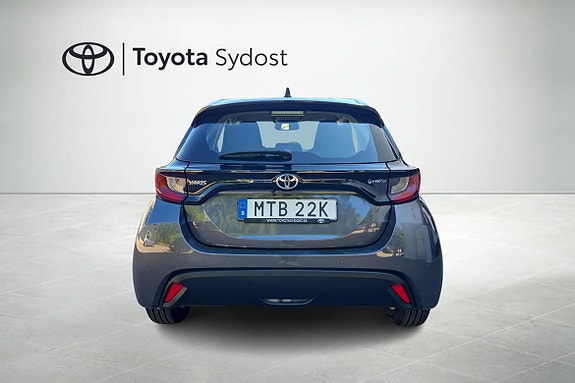 Toyota Yaris 8 of 30