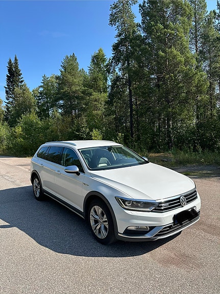 Volkswagen Passat Alltrack 2 of 5