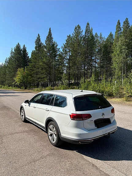 Volkswagen Passat Alltrack 4 of 5
