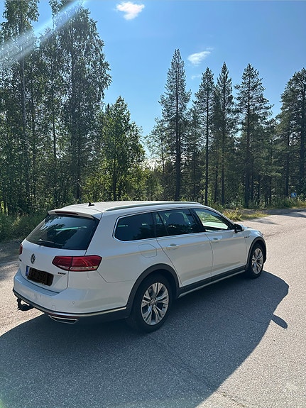 Volkswagen Passat Alltrack 3 of 5
