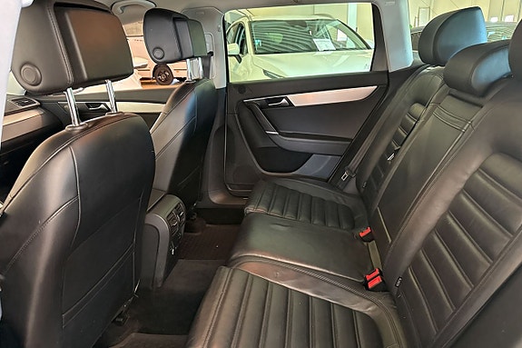 Volkswagen Passat Alltrack 11 of 15