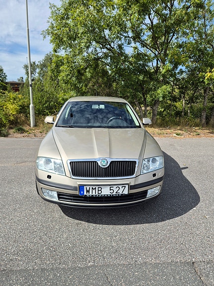 Skoda Octavia 2 of 5