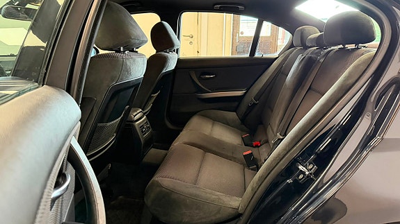 BMW 320d 12 of 17