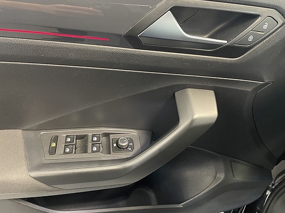 Volkswagen T-Roc 15 of 23