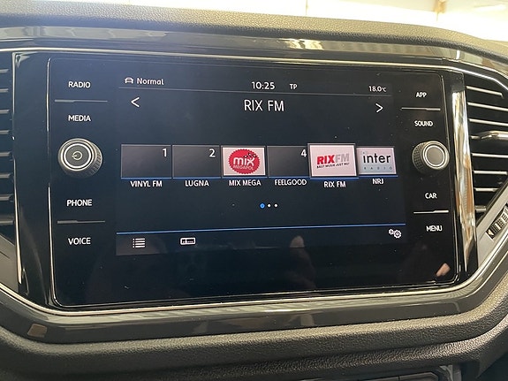Volkswagen T-Roc 18 of 23